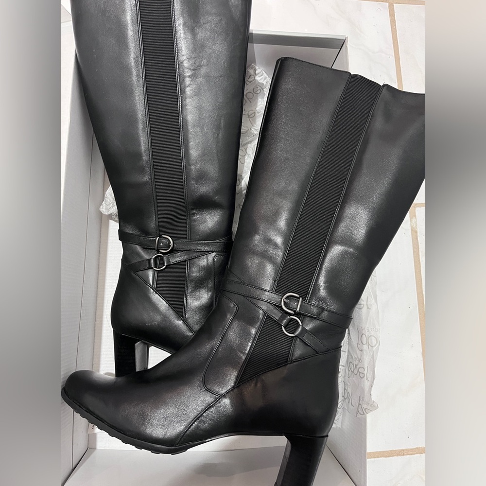 Black Leather Boots with Comfortable Fit and Stylish Design